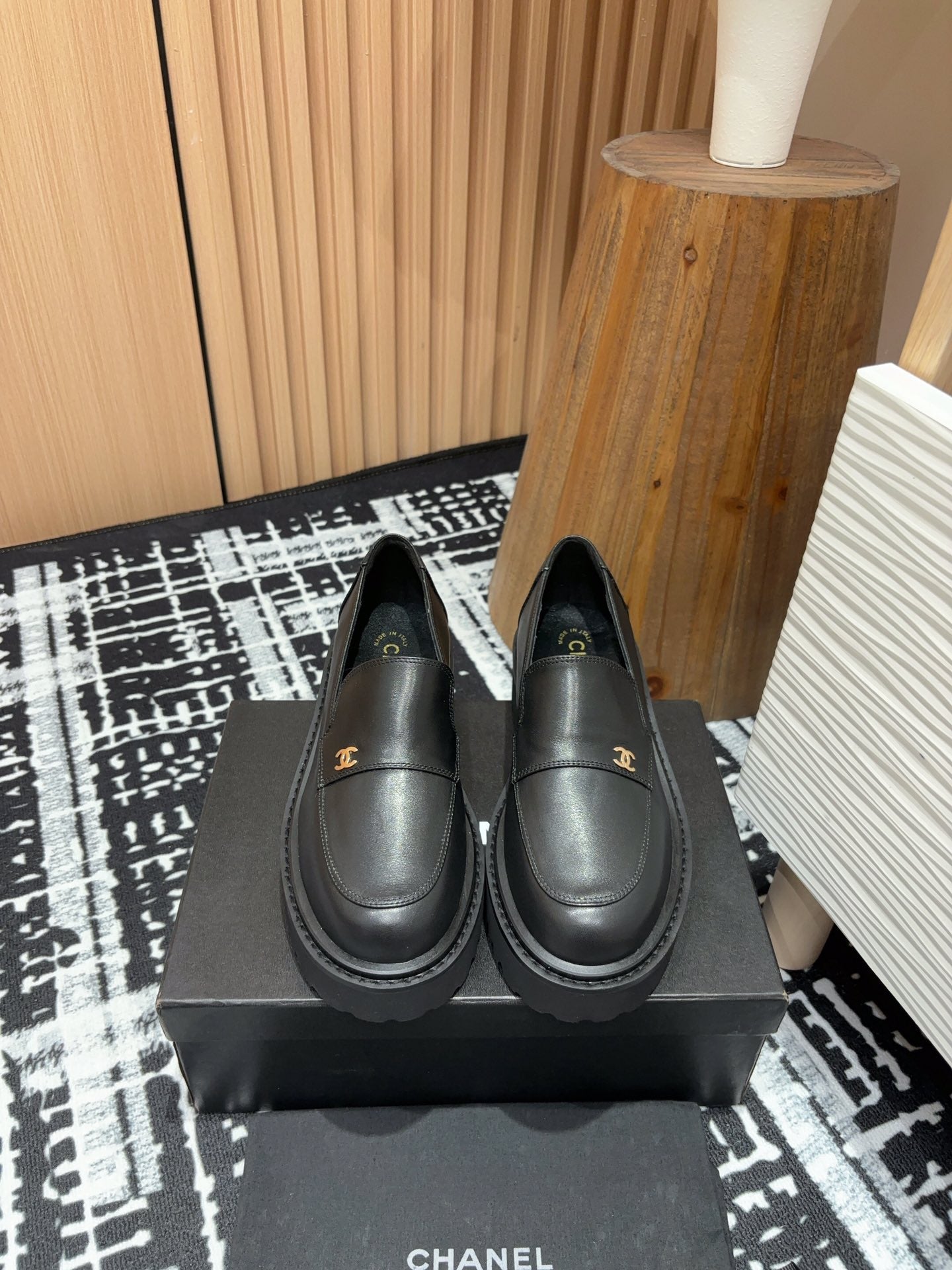 CHANEL MOASINS IN BLACK CALFSKIN