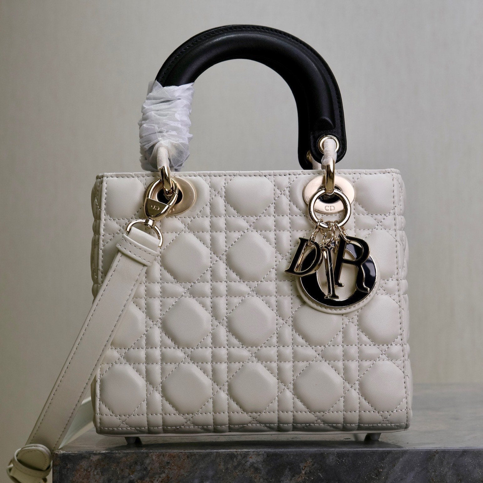 DIOR LADY BAG 20 IN WHITE QUILTED MACROCANNAGE CALFSKIN BLACK STRAP