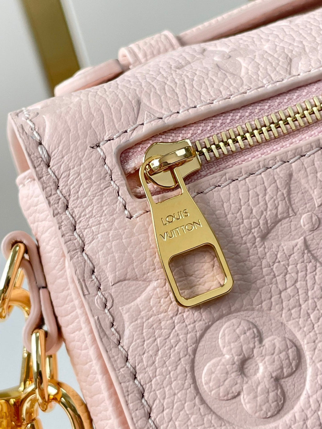 LOUIS VUITTON POCHETTE MÉTIS EAST WEST 21 IN PINK OPALE MONOGRAM ECLIPSE CANVAS GOLD BUCKLE