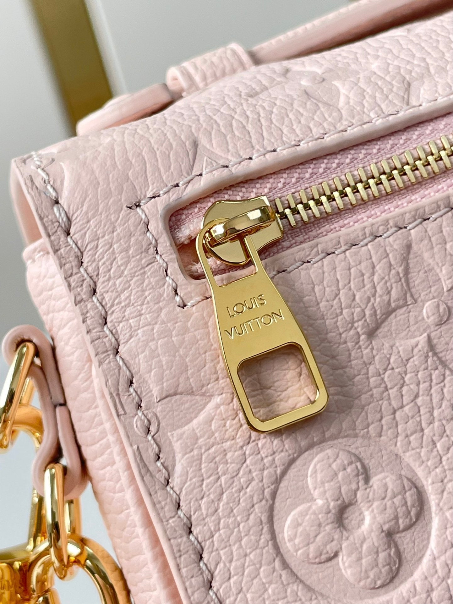 LOUIS VUITTON POCHETTE MÉTIS EAST WEST 21 IN PINK OPALE MONOGRAM ECLIPSE CANVAS GOLD BUCKLE