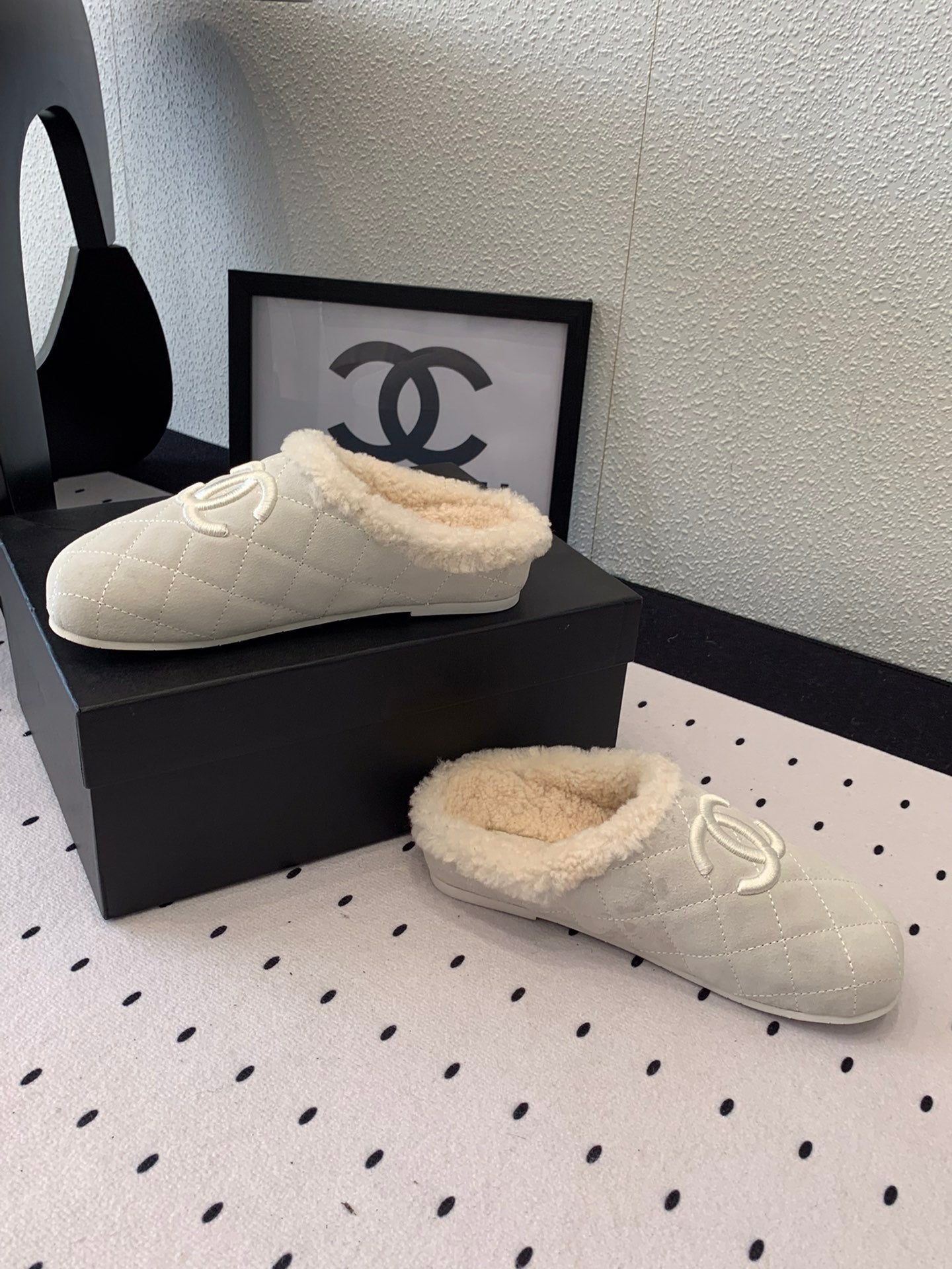 CHANEL FLAT MULE IN BEIGE SUEDE AND LAMB FUR LINING