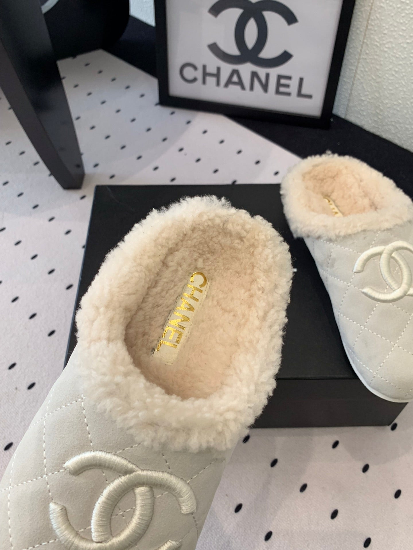 CHANEL FLAT MULE IN BEIGE SUEDE AND LAMB FUR LINING
