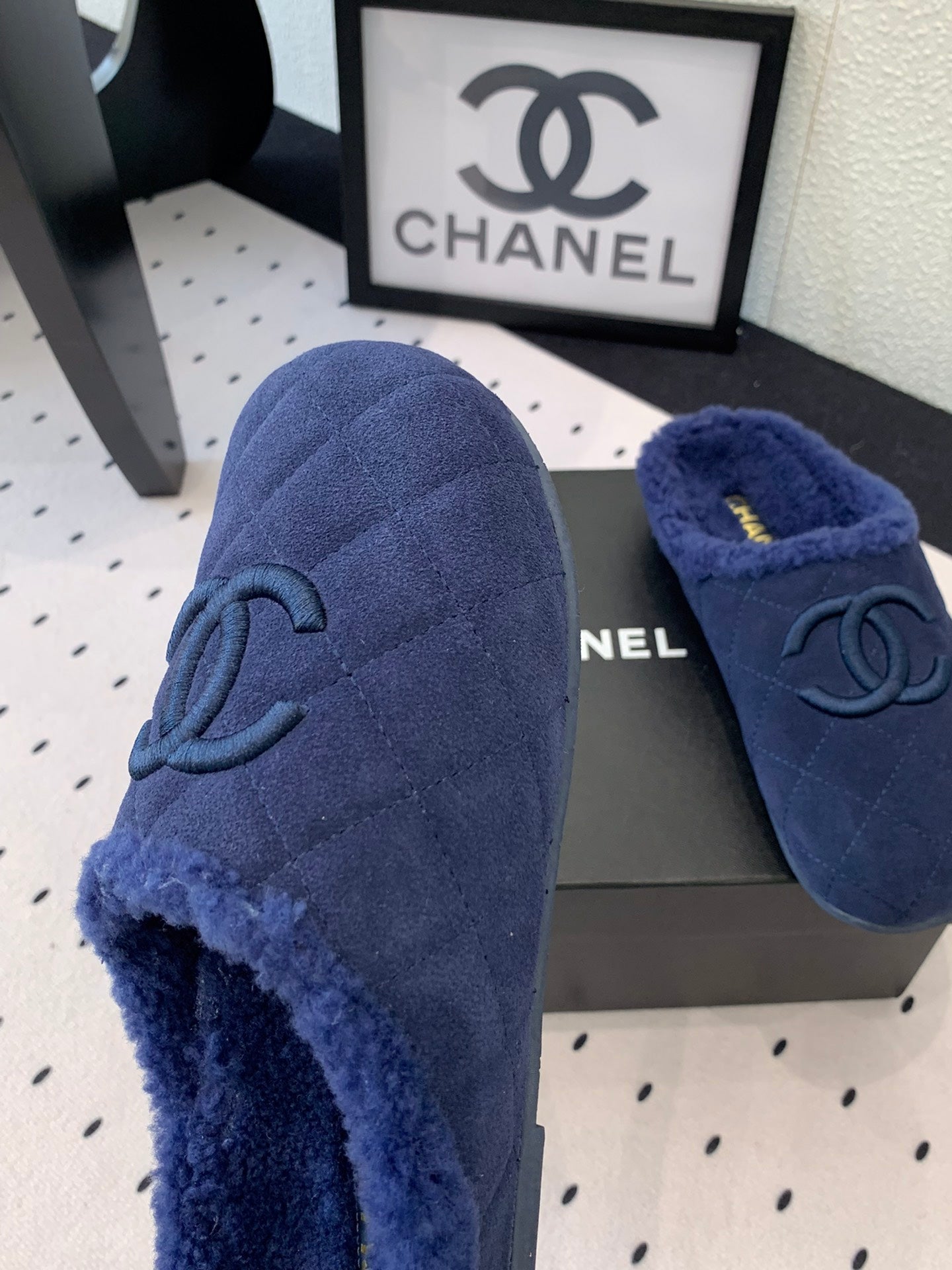 CHANEL FLAT MULE IN NAVY BLUE SUEDE AND LAMB FUR LINING