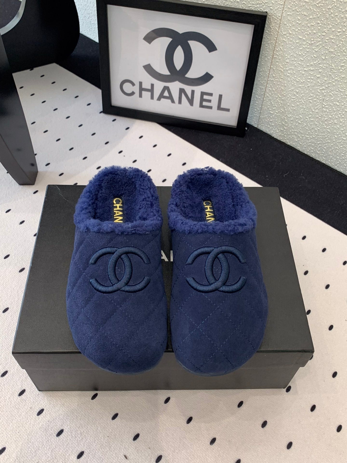 CHANEL FLAT MULE IN NAVY BLUE SUEDE AND LAMB FUR LINING
