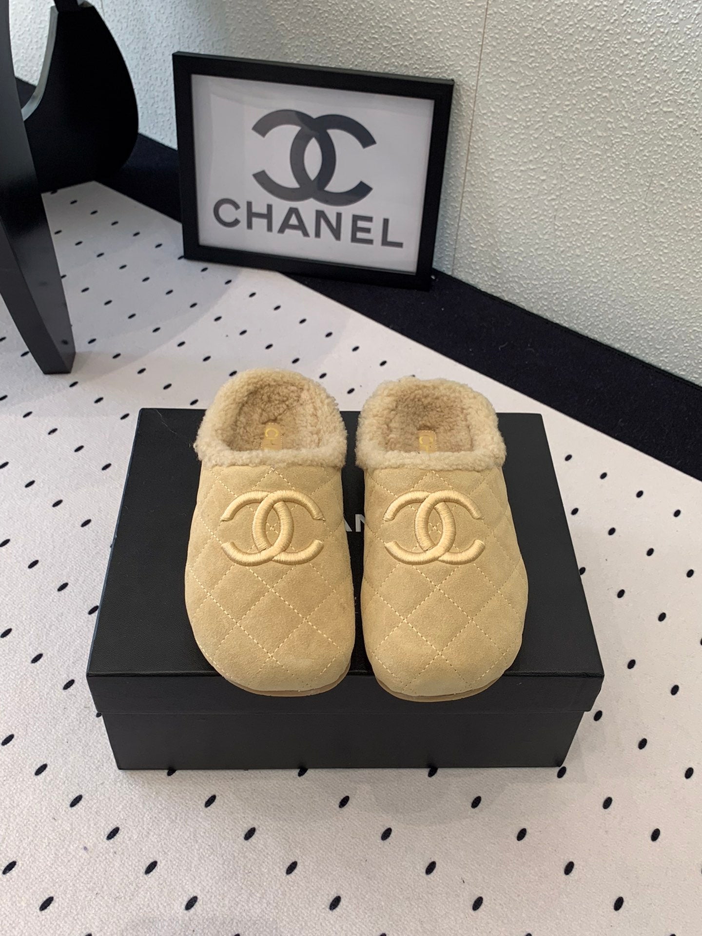 CHANEL FLAT MULE IN TORTILLA BROWN SUEDE AND LAMB FUR LINING