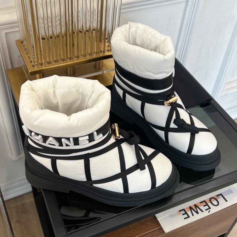 CHANEL SKI BOOTS IN WHITE MIX BLACK QUILTED COTTON