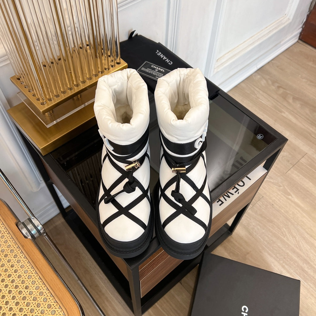 CHANEL SKI BOOTS IN WHITE MIX BLACK QUILTED COTTON
