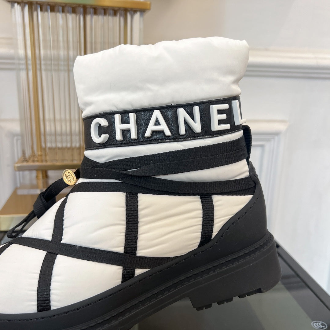 CHANEL SKI BOOTS IN WHITE MIX BLACK QUILTED COTTON