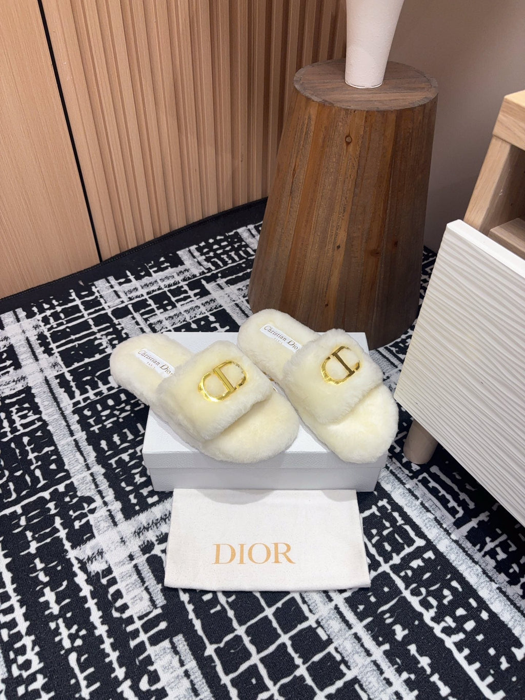 DIOR THICK-SOLE SLIPPER IN WHITE CREAM FLEECE WITH GOLD LOGO