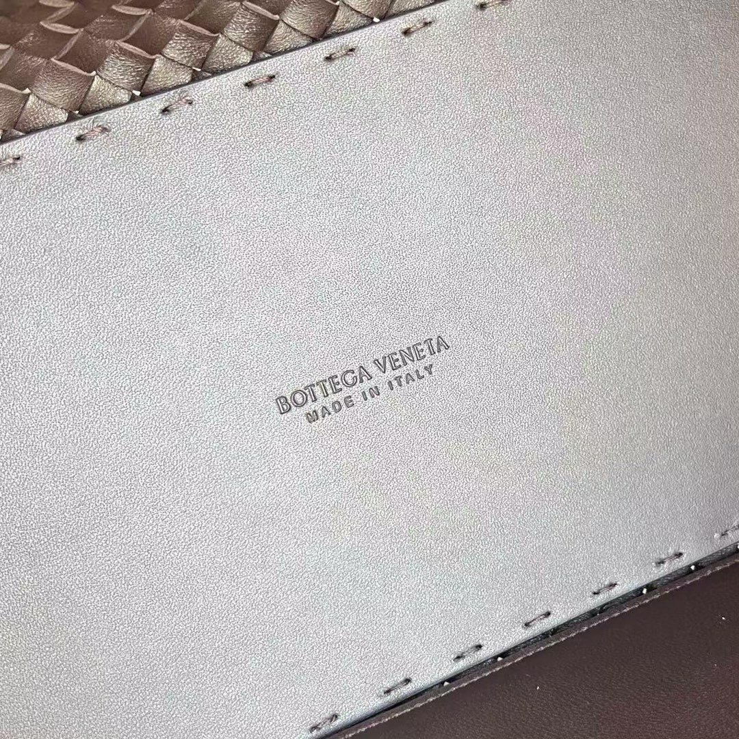 BOTTEGA VENETA LARGE CABAT 51 IN HICKORY BROWN LAMBSKIN