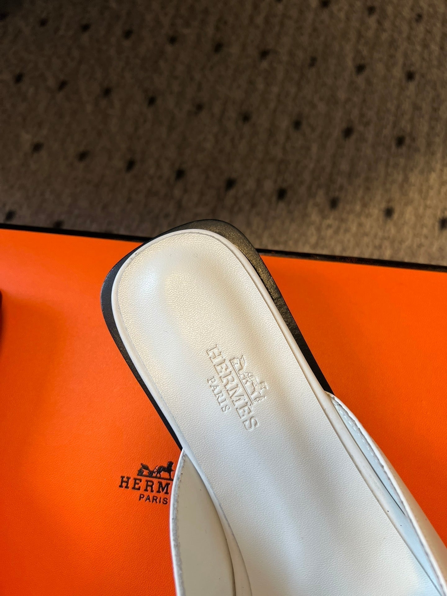 HERMES ILOT FLAT SANDAL IN WHITE CALFSKIN