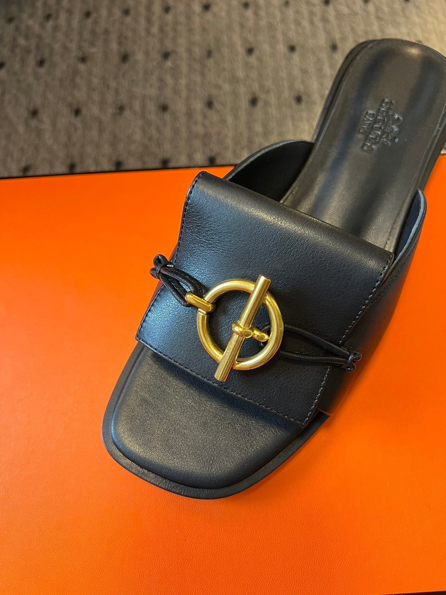 HERMES ILOT FLAT SANDAL IN BLACK CALFSKIN