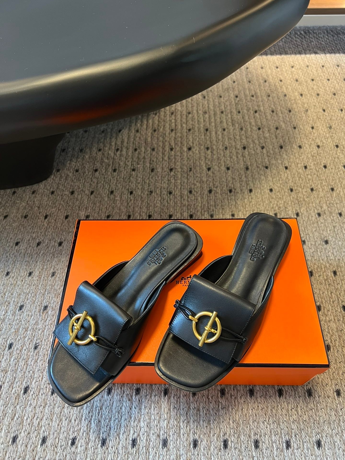 HERMES ILOT FLAT SANDAL IN BLACK CALFSKIN