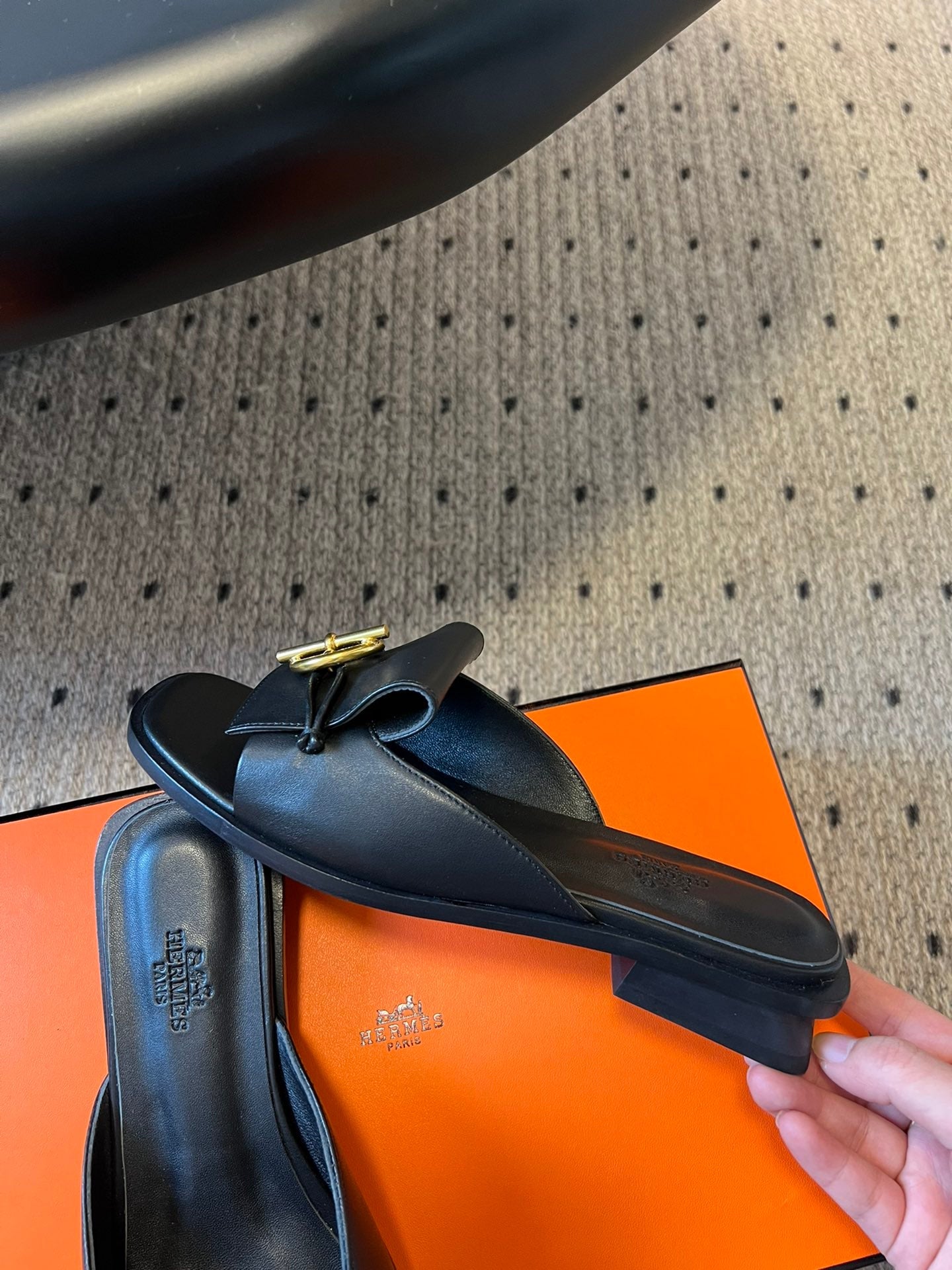 HERMES ILOT FLAT SANDAL IN BLACK CALFSKIN