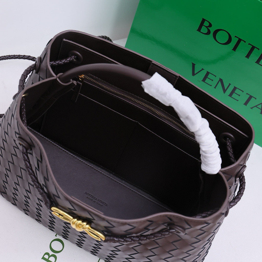BOTTEGA VENETA MEDIUM ANDIAMO 32 BROWN LAMBSKIN GOLD HARDWARE