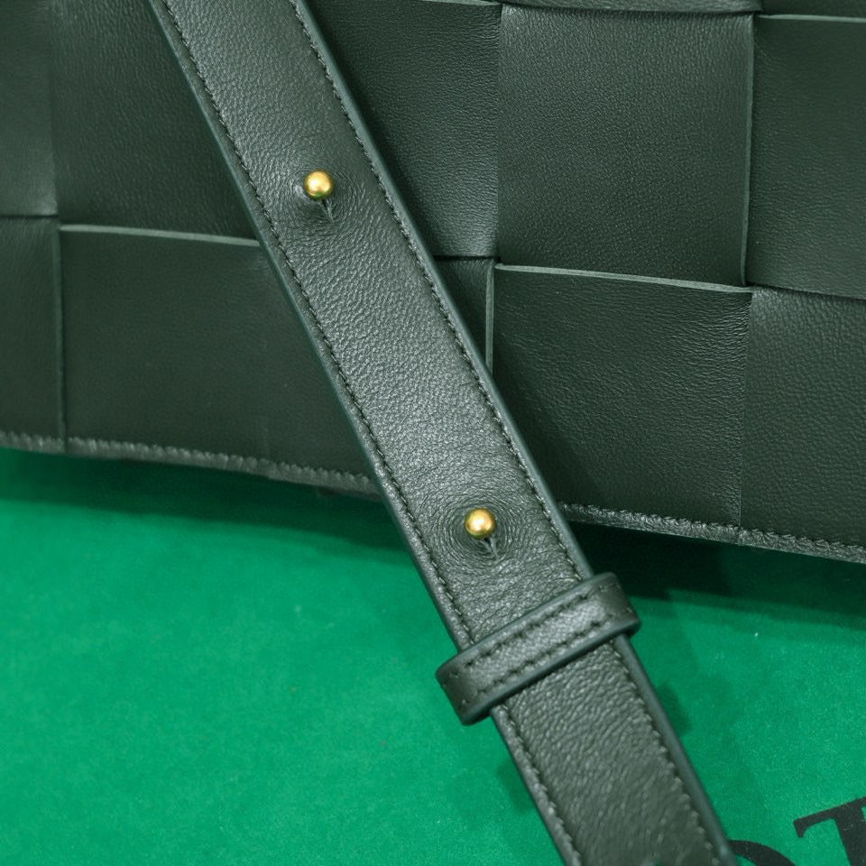 BOTTEGA VENETA CASSETTE 23 IN DARK GREEN CALFSKIN