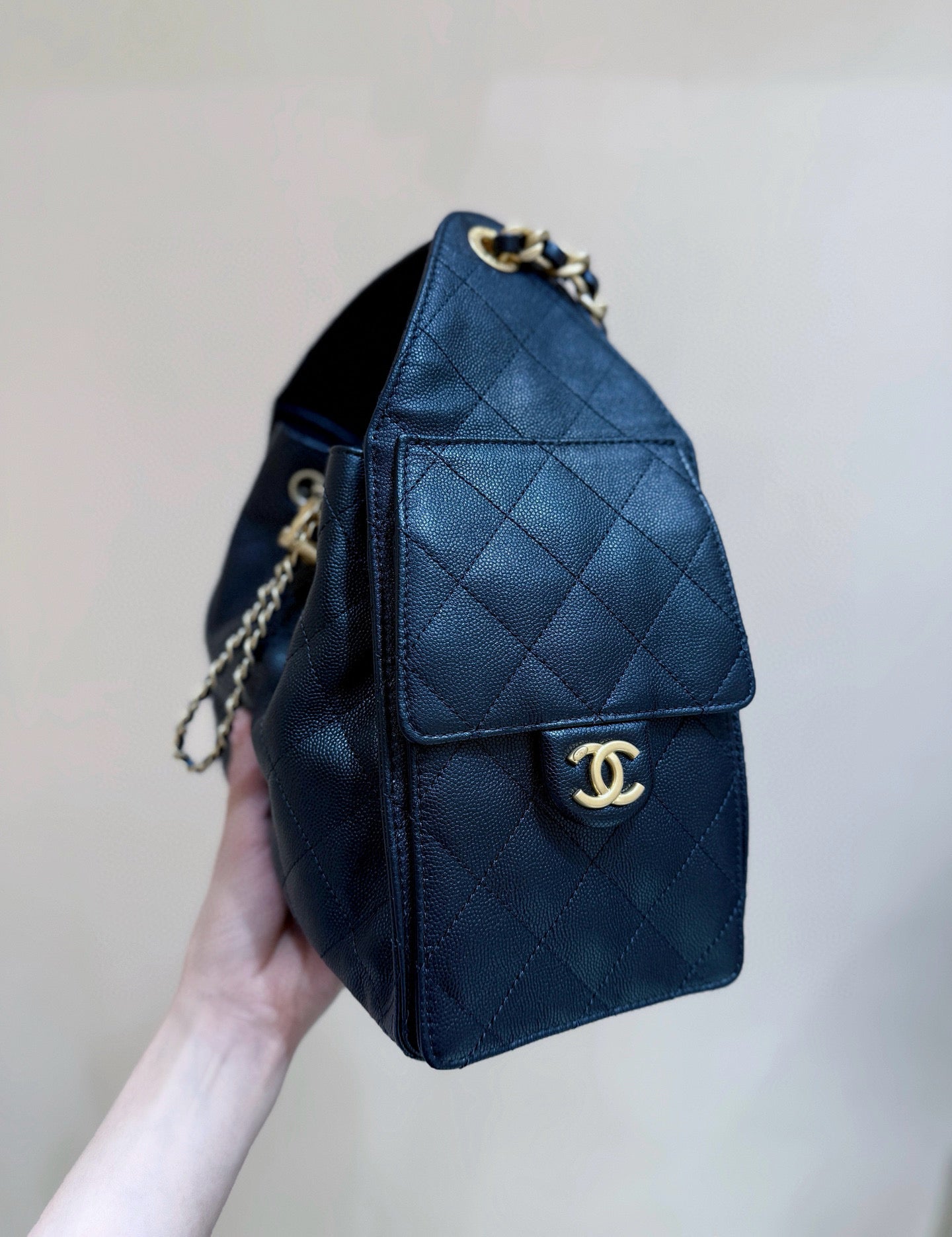 CHANEL 25 HANDBAG IN BLACK 30 GRAINED CALFSKIN GOLD HARDWARE