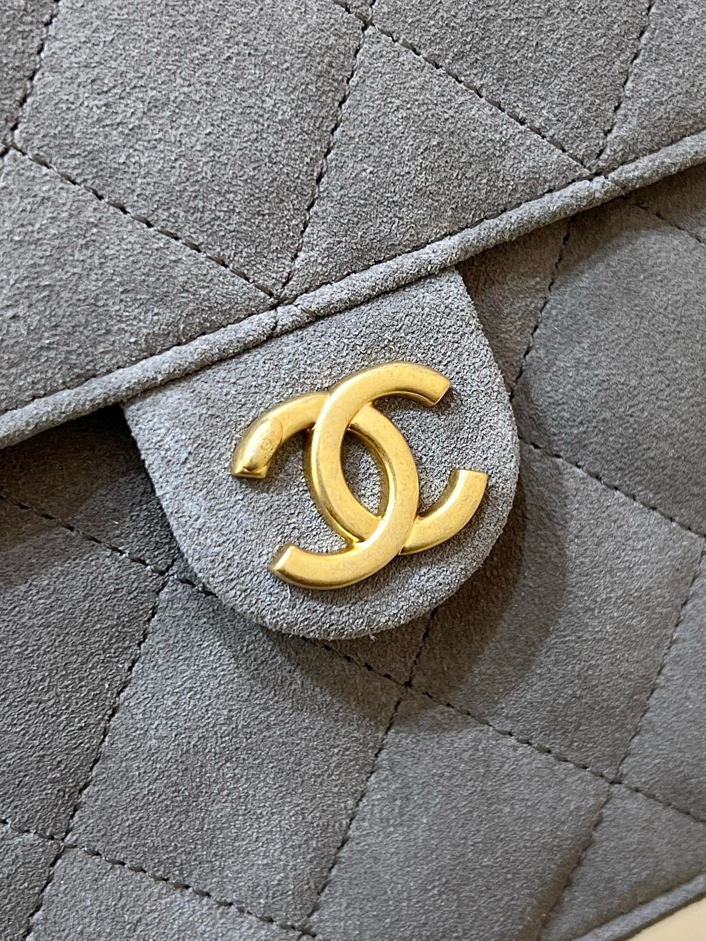 CHANEL 25 HANDBAG IN GRAY 40 SUEDE CALFSKIN GOLD HARDWARE