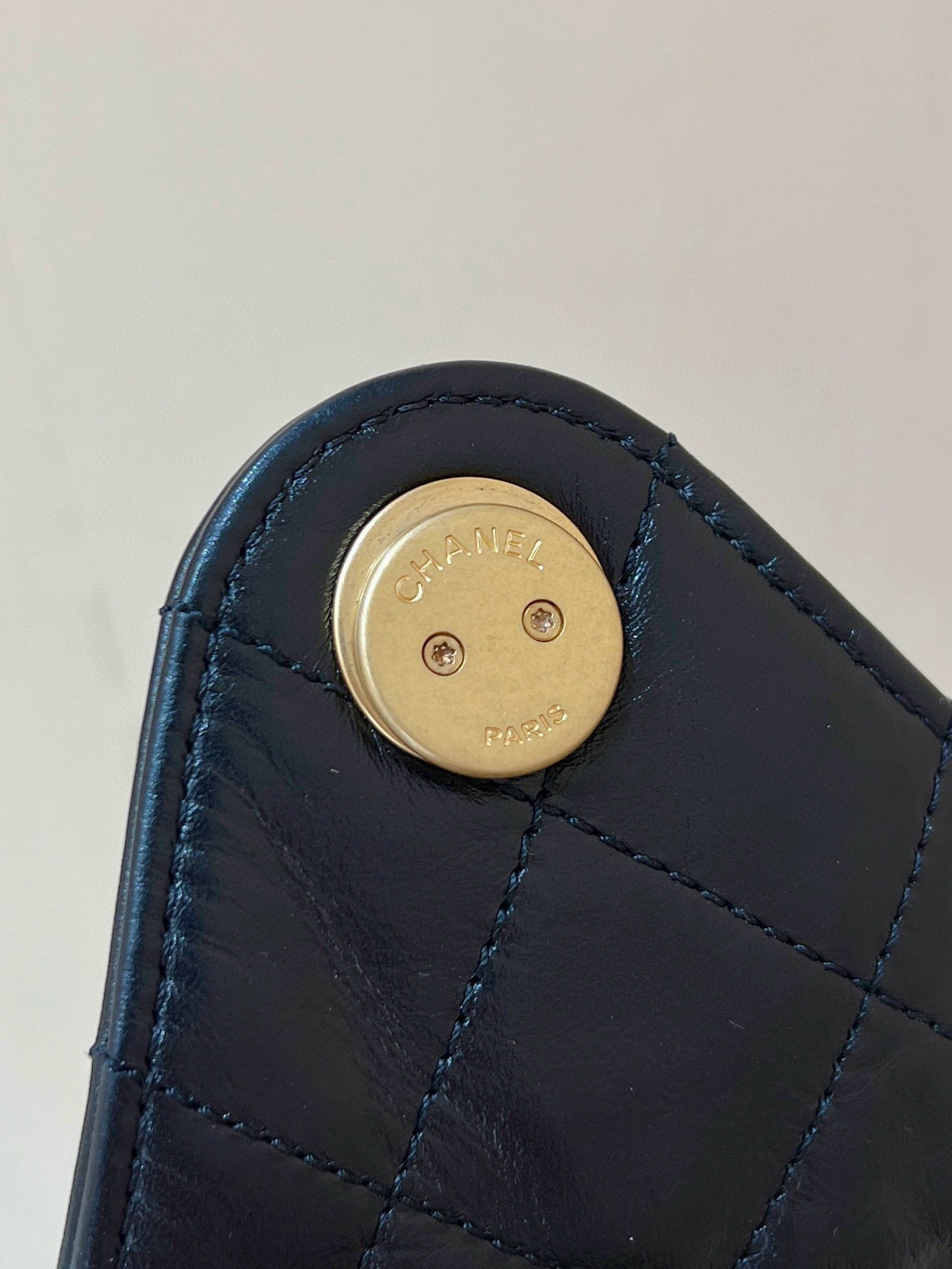 CHANEL 25 HANDBAG IN BLACK 40 GRAINED CALFSKIN GOLD HARDWARE