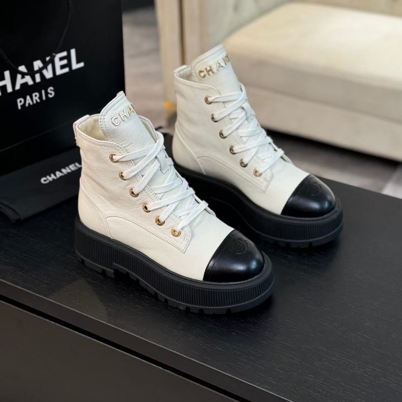 CHANEL ANKLE BOOTS IN WHITE MIX BLACK CALFSKIN 936574