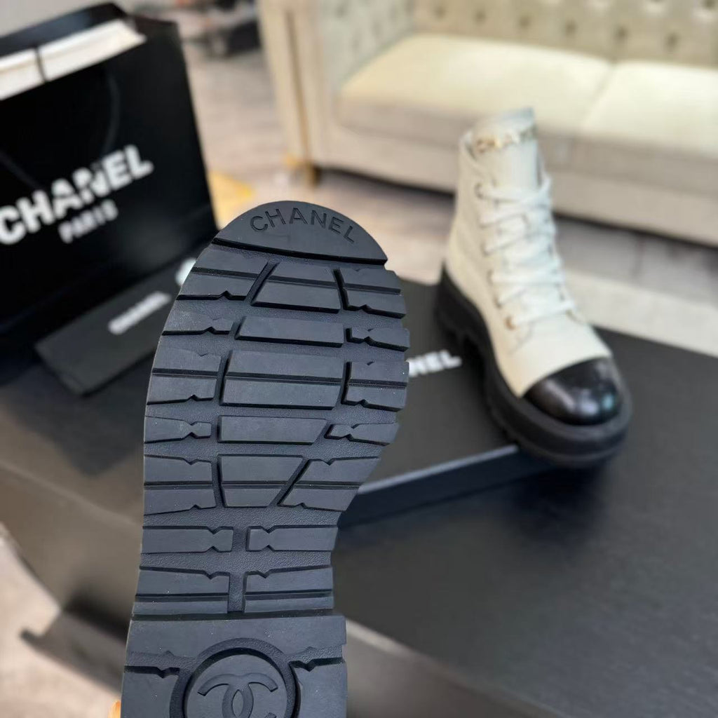 CHANEL ANKLE BOOTS IN WHITE MIX BLACK CALFSKIN 936574