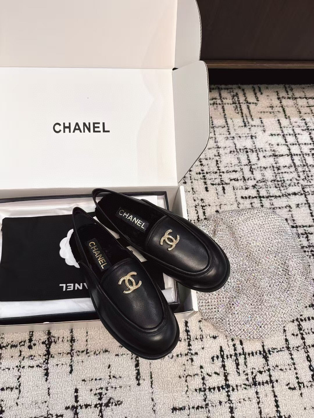 CHANEL SLINGBACK LOAFER IN BLACK CALFSKIN AND SHEARLING