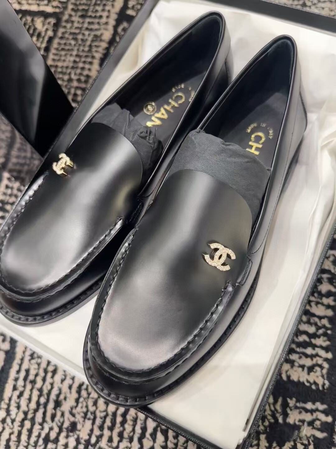CHANEL MOASINS 2025 IN BLACK CALFSKIN