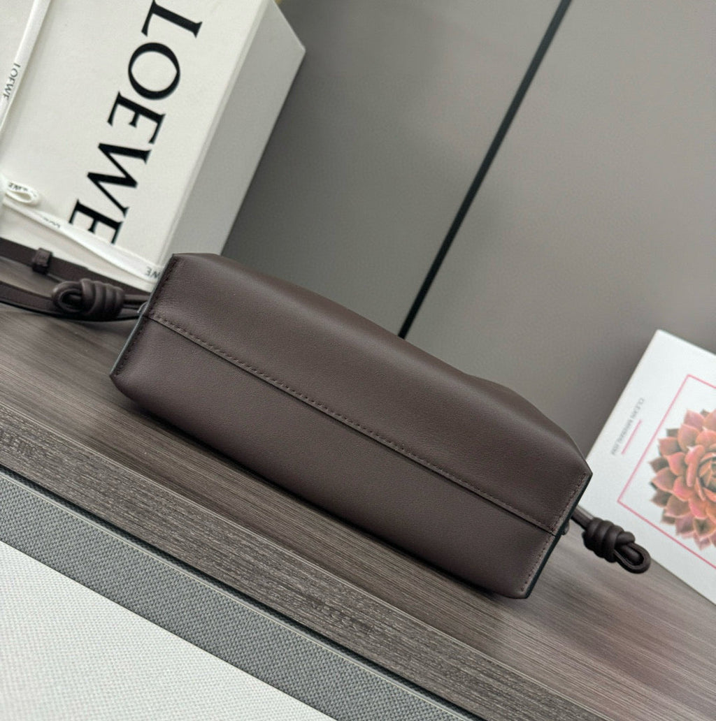 LOE 23 FLAMENCO PURSE BUCKET IN CHESTNUT BROWN CALFSKIN