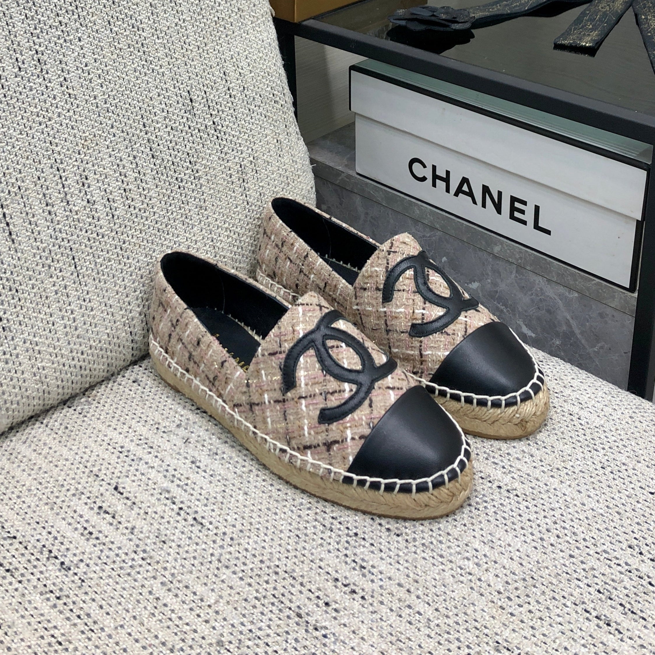 CHANEL ESPADRILLE CAMEL BEIGE TWEED FABRIC AND BLACK CALFSKIN FLATS