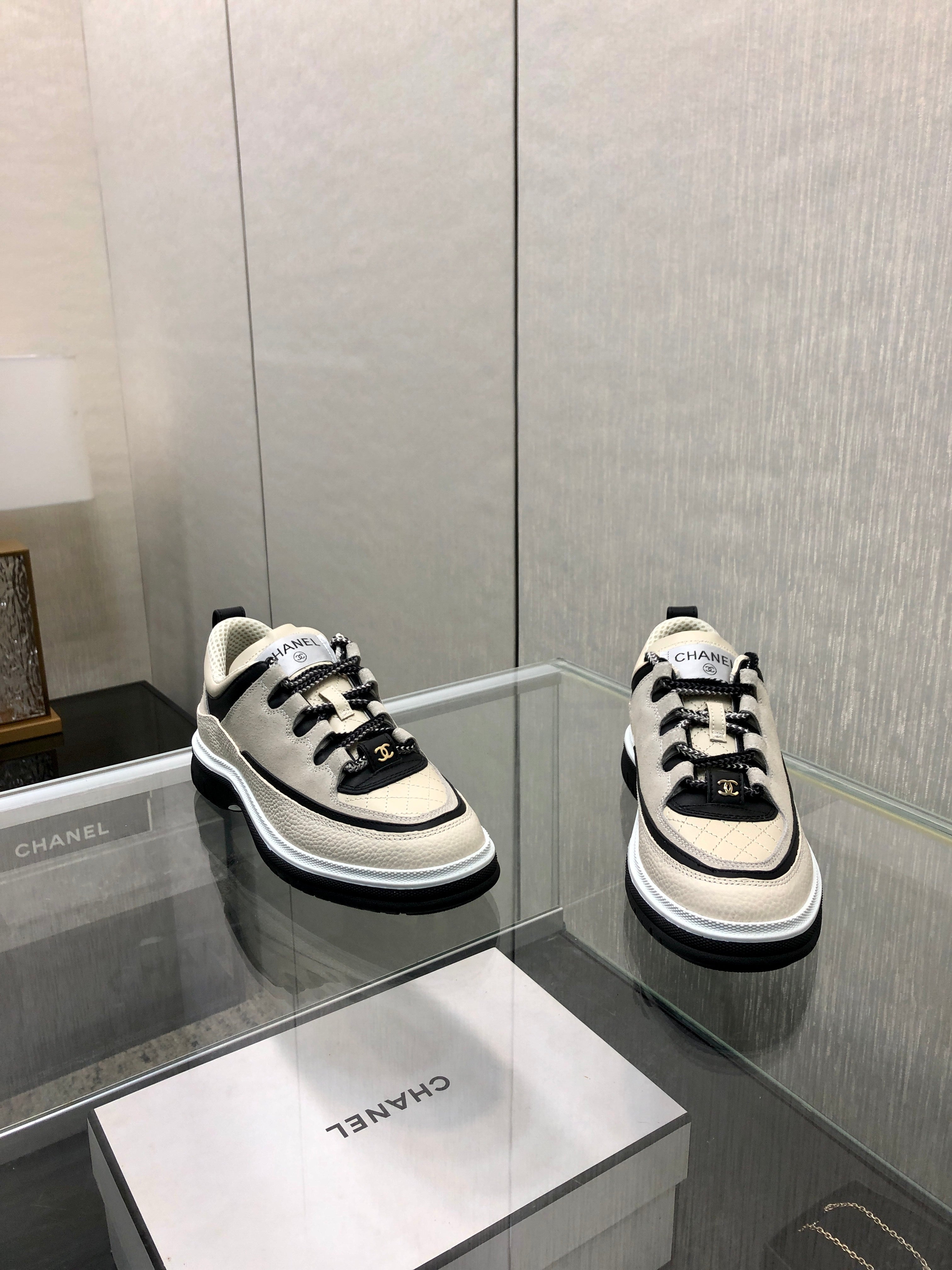 CHANEL LOW TOP CASUAL SHOES IN BISQUE BEIGE LAMBSKIN AND SUEDE