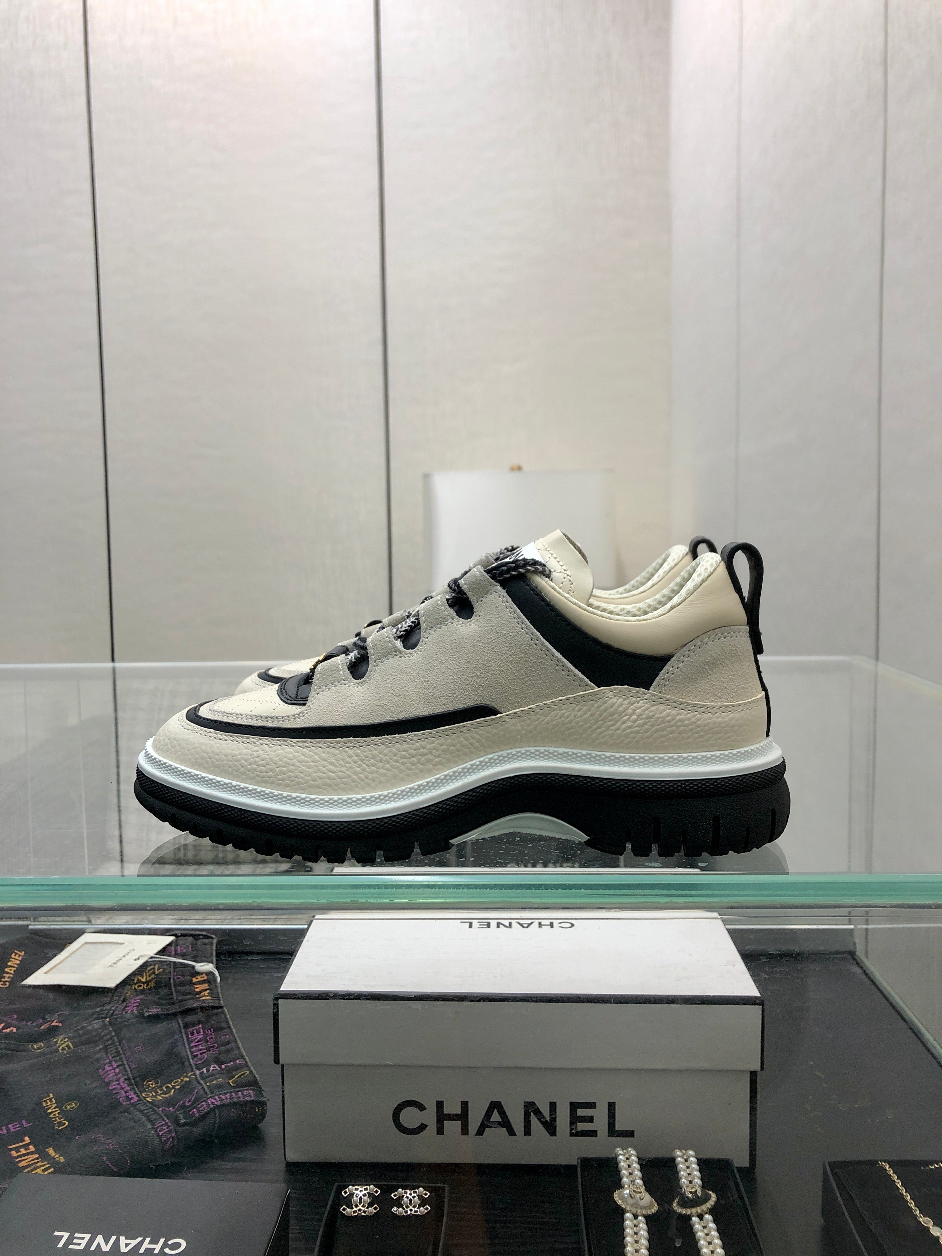 CHANEL LOW TOP CASUAL SHOES IN BISQUE BEIGE LAMBSKIN AND SUEDE
