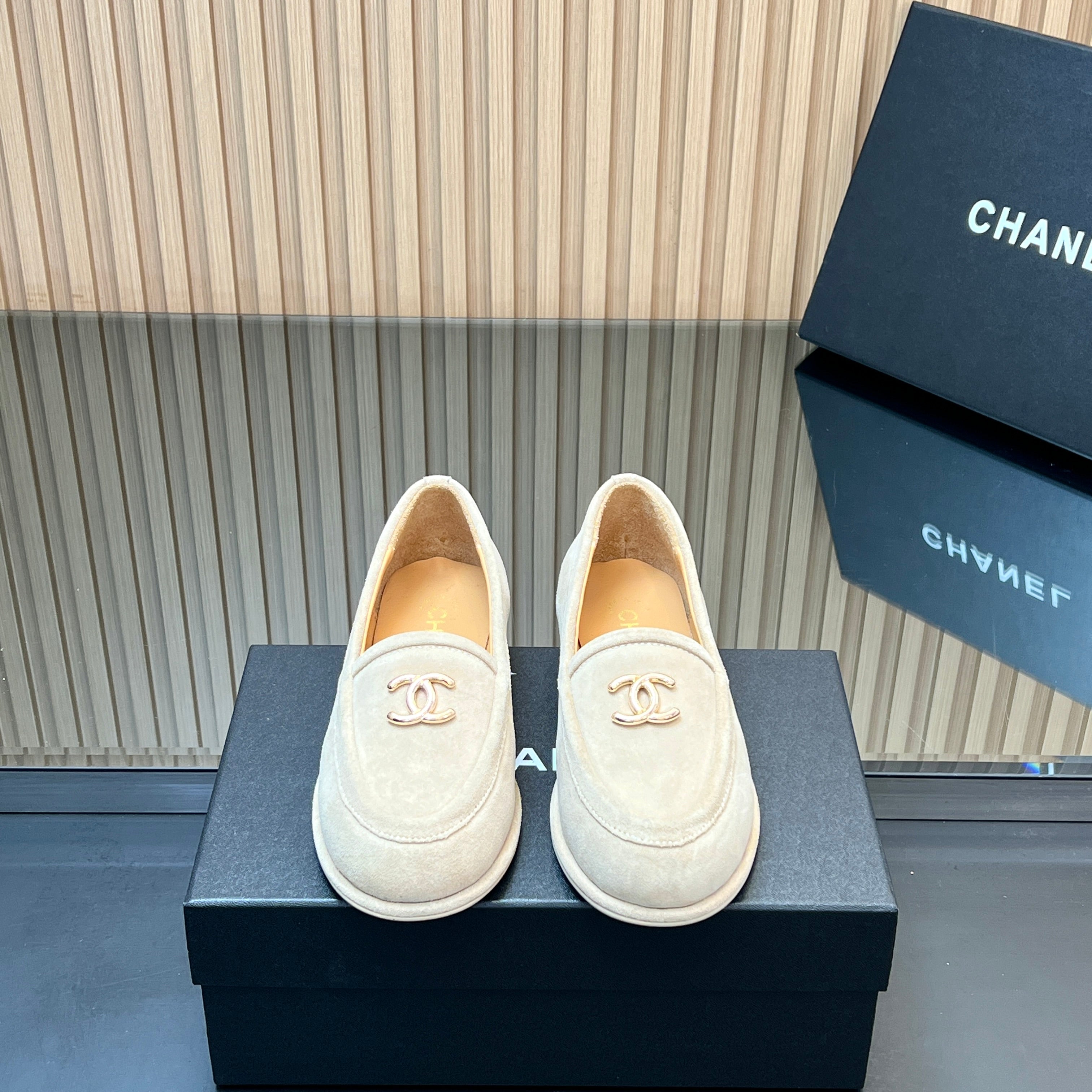 CHANEL 25S TEDDY LOAFER 15MM IN LIGHT BEIGE SUEDE GOLD HARDWARE