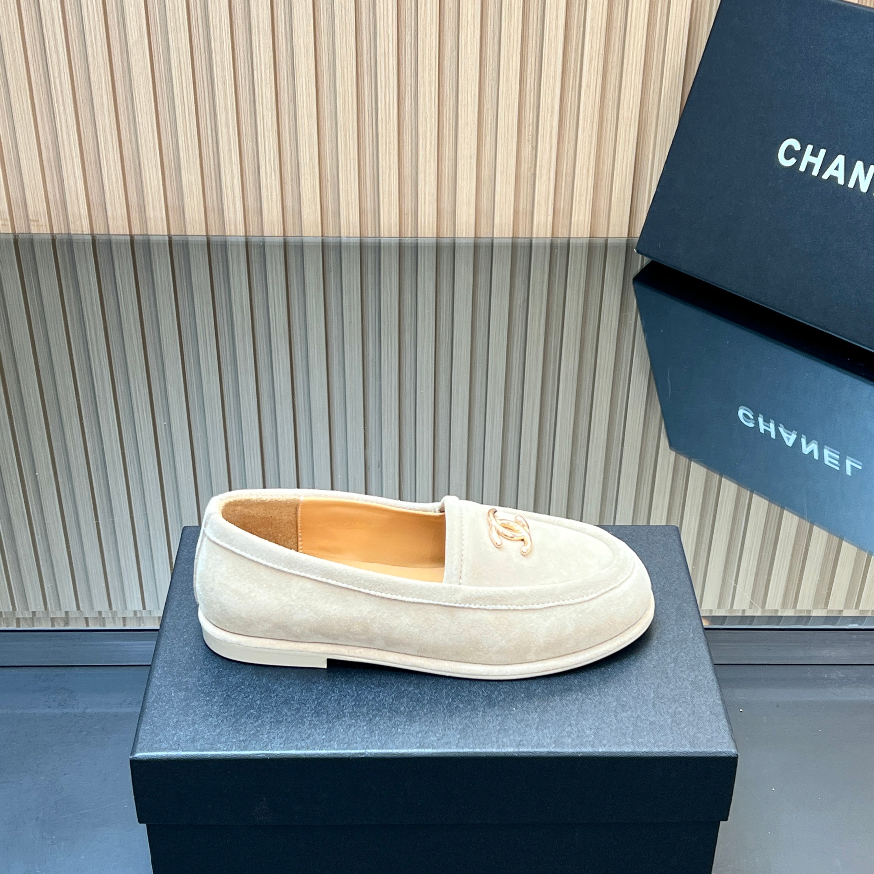 CHANEL 25S TEDDY LOAFER 15MM IN LIGHT BEIGE SUEDE GOLD HARDWARE