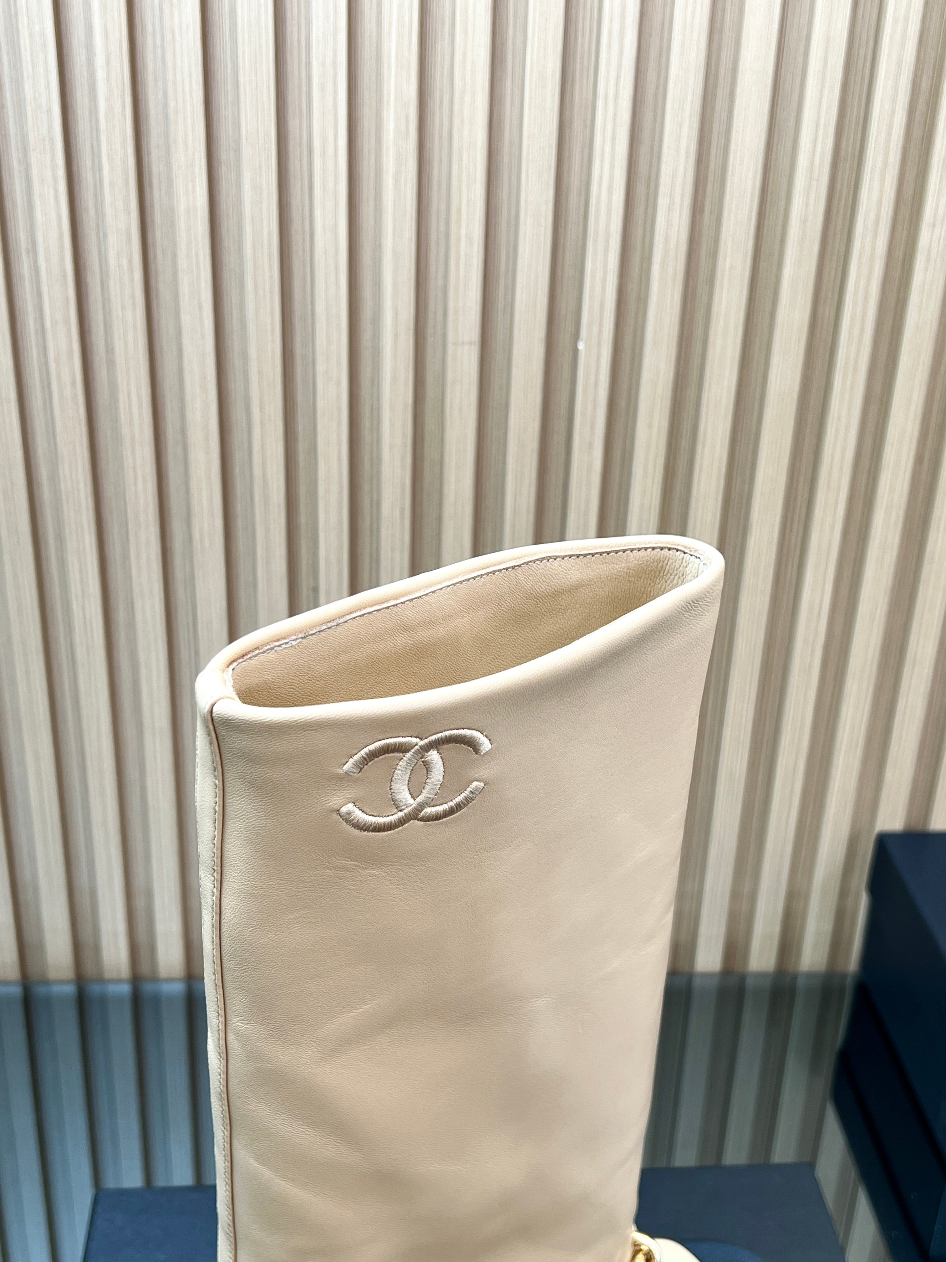 CHANEL 25S HIGH BOOTS 65MM IN BEIGE CALFSKIN GOLD HARDWRE