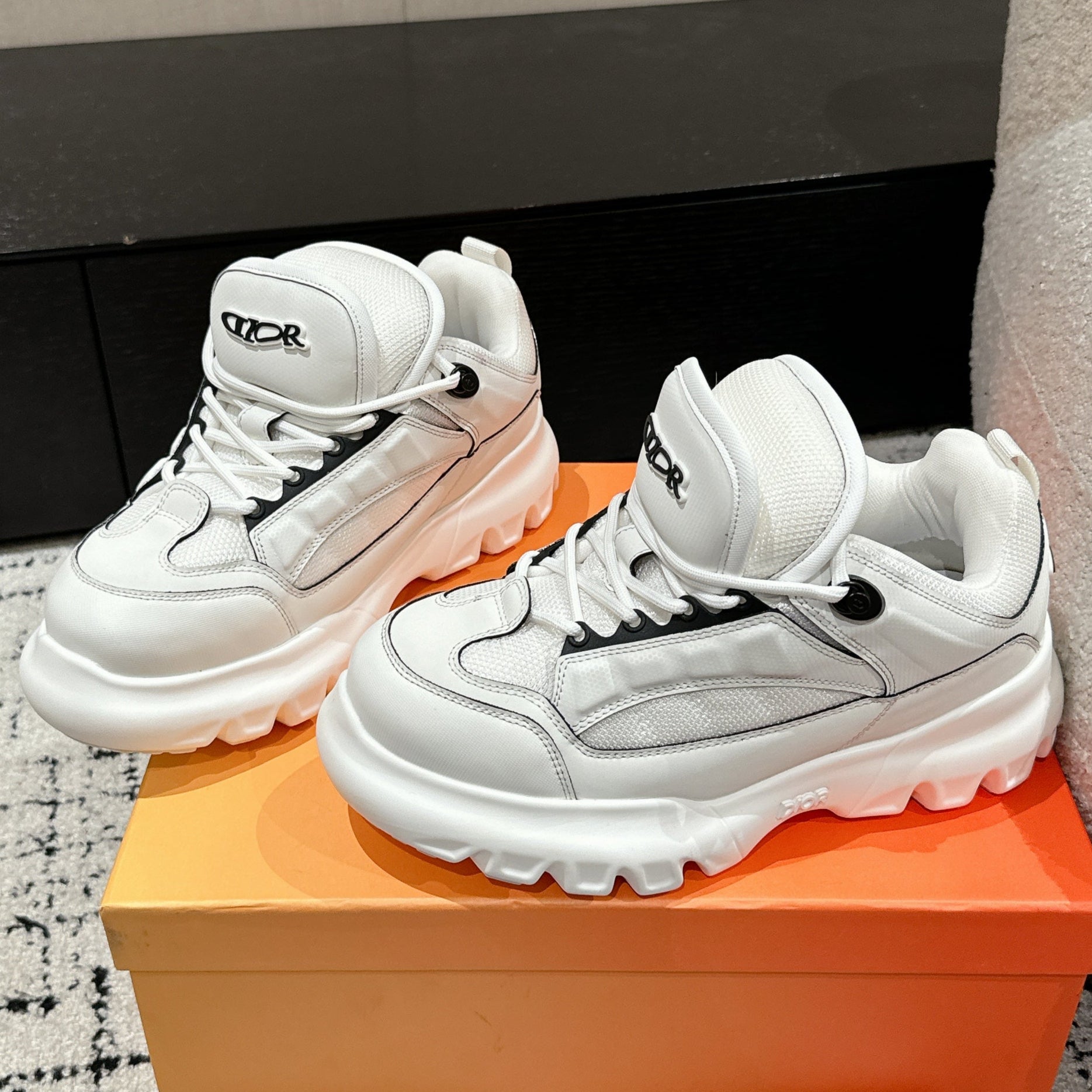 DIOR SNEAKER IN WHITE CALFSKIN AND BREATHABLE MESH 175310