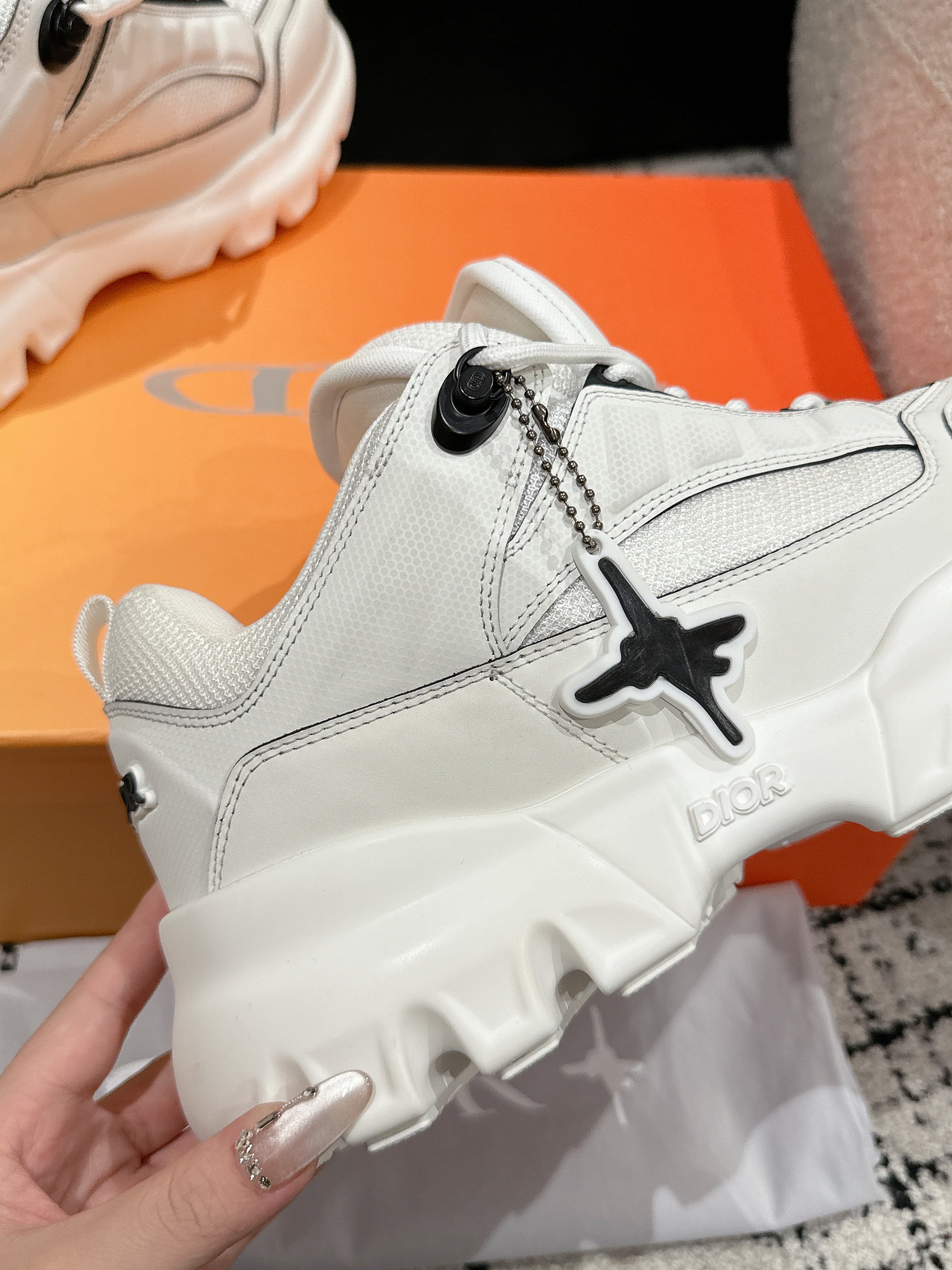 DIOR SNEAKER IN WHITE CALFSKIN AND BREATHABLE MESH 175310