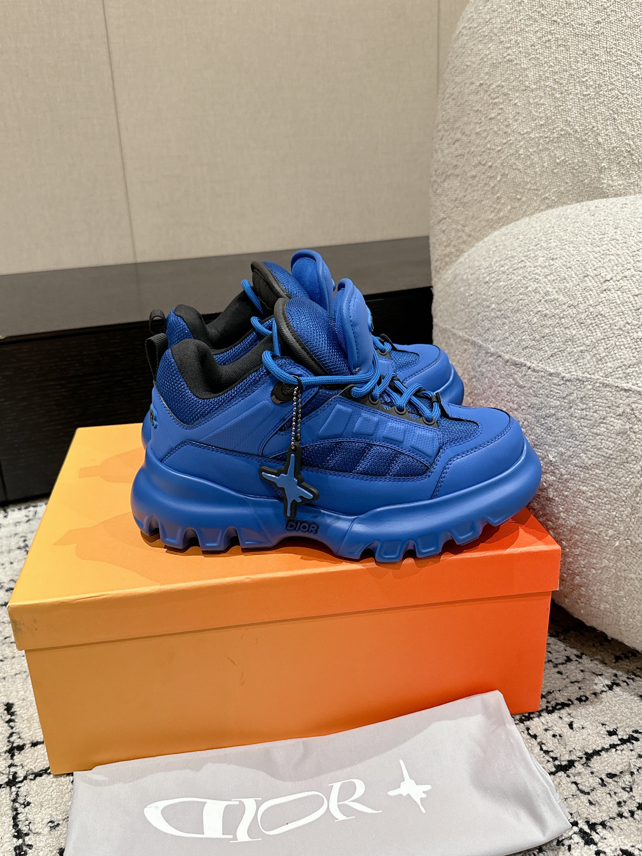 DIOR SNEAKER IN COBALT BLUE CALFSKIN AND BREATHABLE MESH 175311