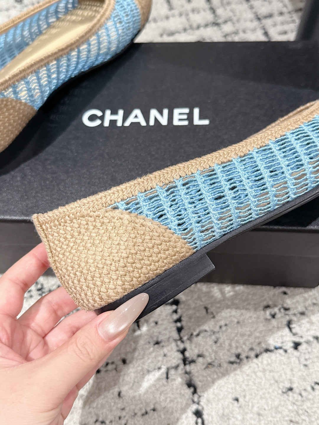 CHANEL BALLET FLAT 25S IN BLUE AND BEIGE RAFFIA