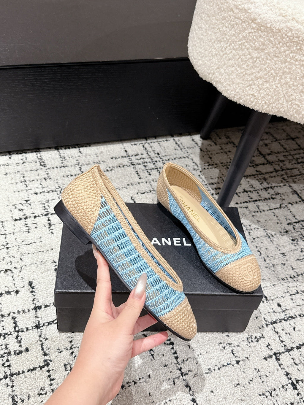 CHANEL BALLET FLAT 25S IN BLUE AND BEIGE RAFFIA