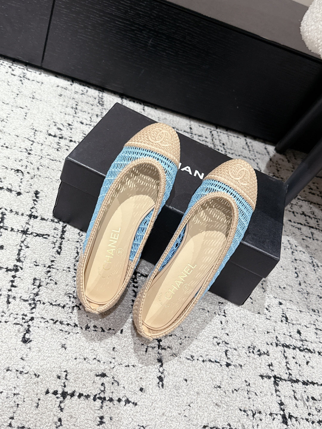 CHANEL BALLET FLAT 25S IN BLUE AND BEIGE RAFFIA