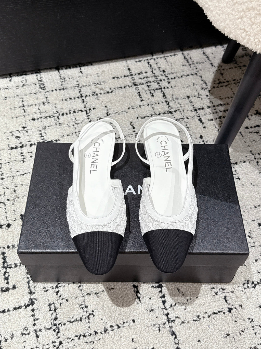 CHANEL SLINGBACK 25S IN WHITE FABRIC AND BLACK CALFSKIN CANVAS