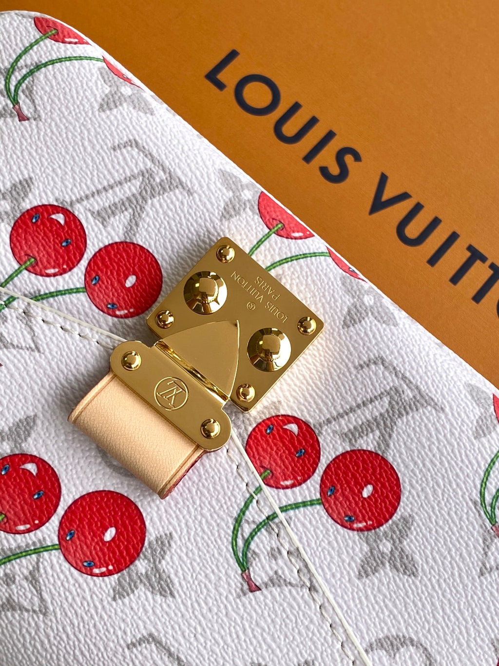 LOUIS VUITTON POCHETTE MÉTIS EAST WEST 21.5 IN WHITE WITH CHERRY PRINT MONOGRAM