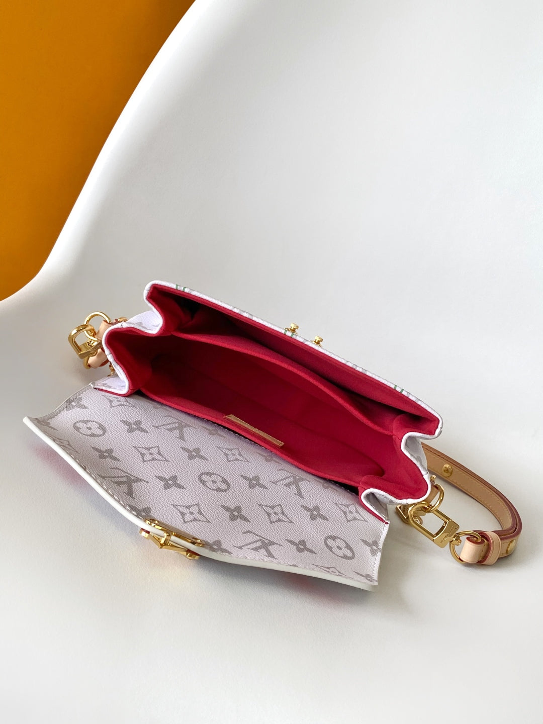 LOUIS VUITTON POCHETTE MÉTIS EAST WEST 21.5 IN WHITE WITH CHERRY PRINT MONOGRAM