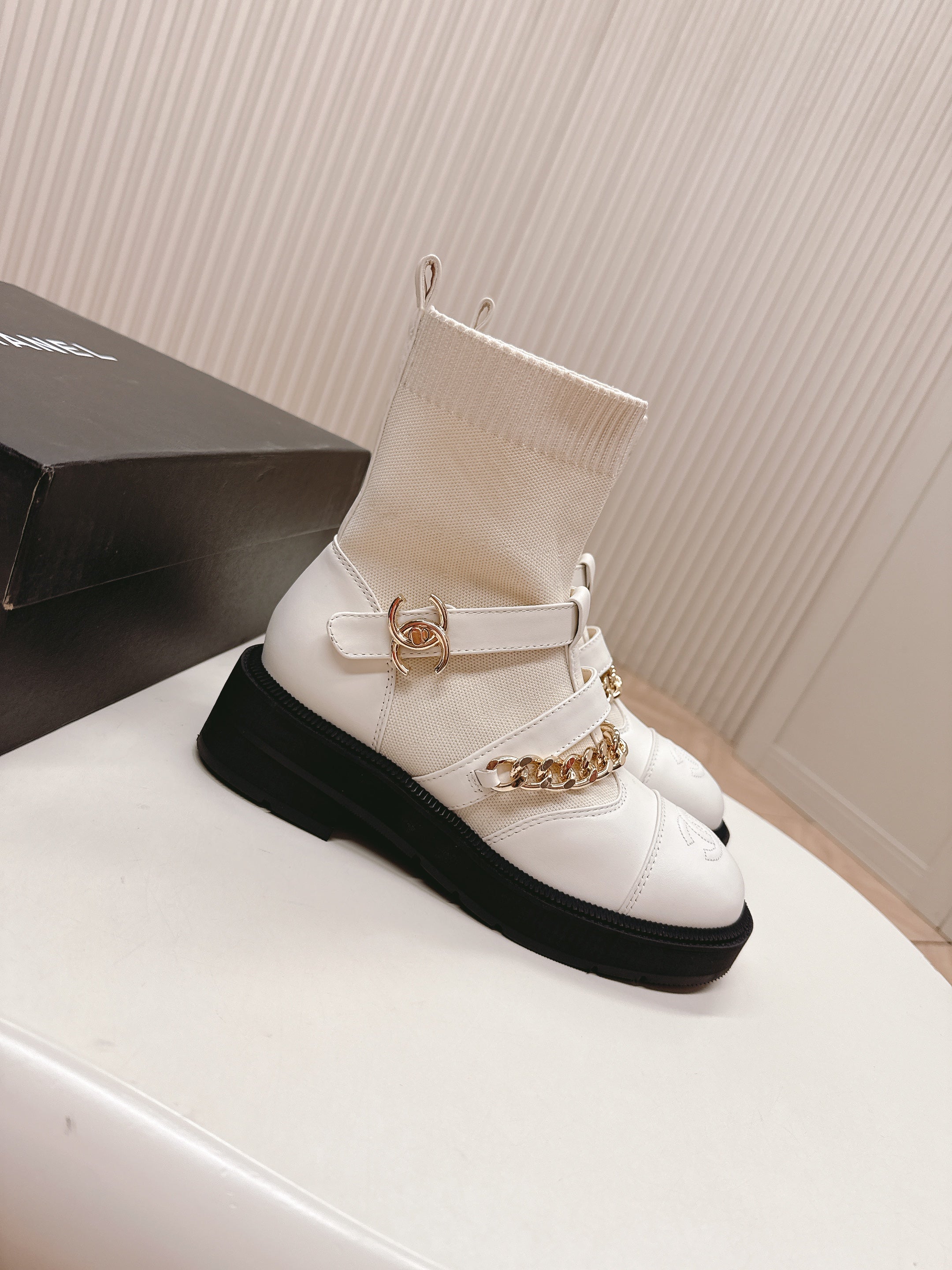CHANEL ANKLE BOOTS 25S IN CREAM WHITE LAMBSKIN AND FABRIC WITH GOLD HARDWARE