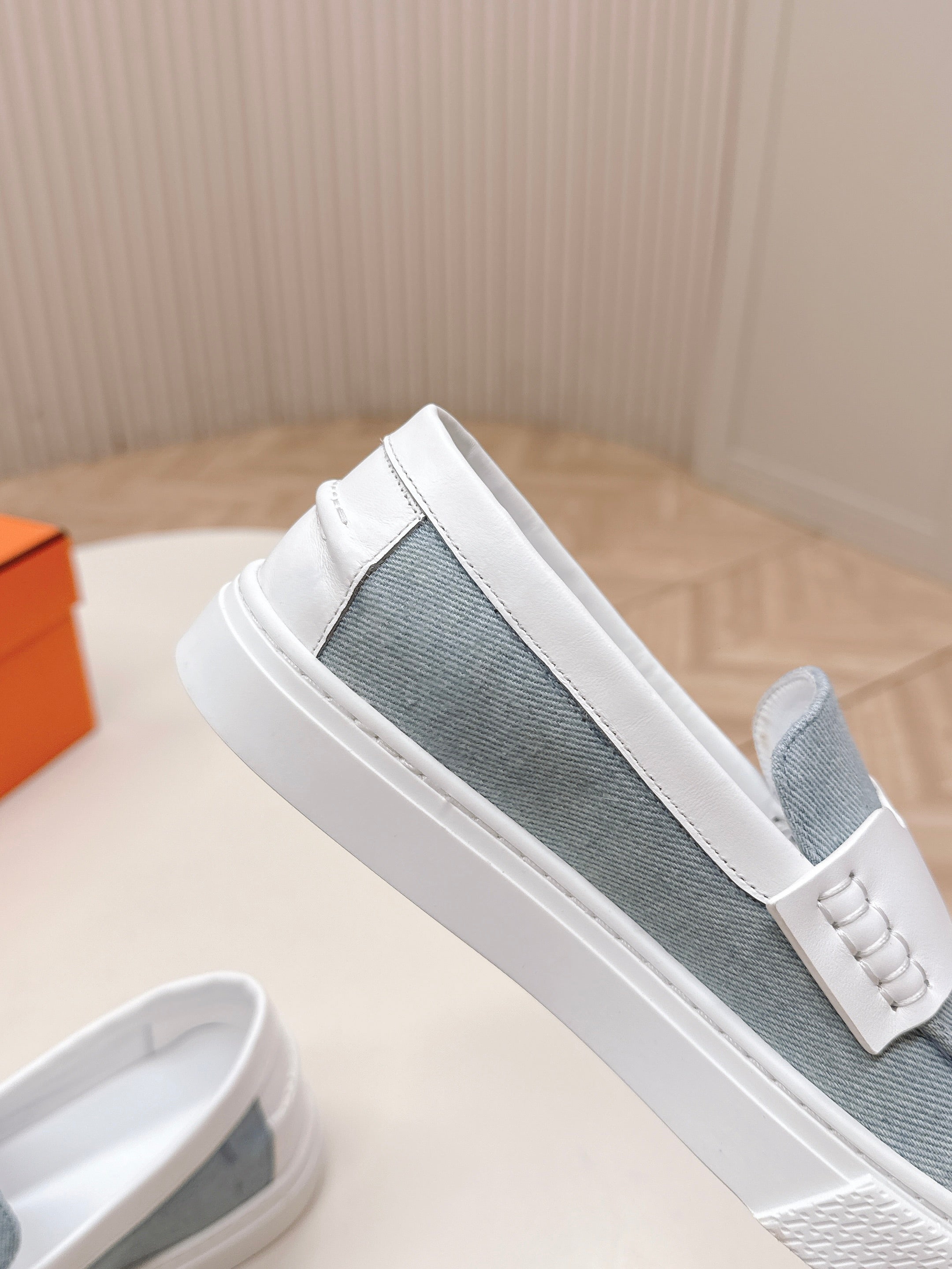 HERMES 25S SLIP-ON IN BLUE DENIM AND WHITE LAMBSKIN