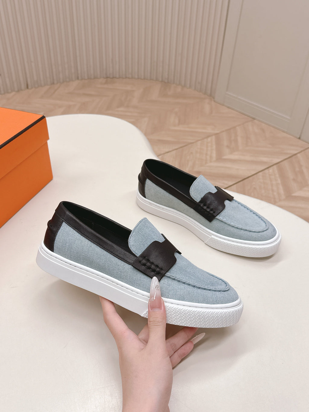 HERMES 25S SLIP-ON IN BLUE DENIM AND BLACK LAMBSKIN
