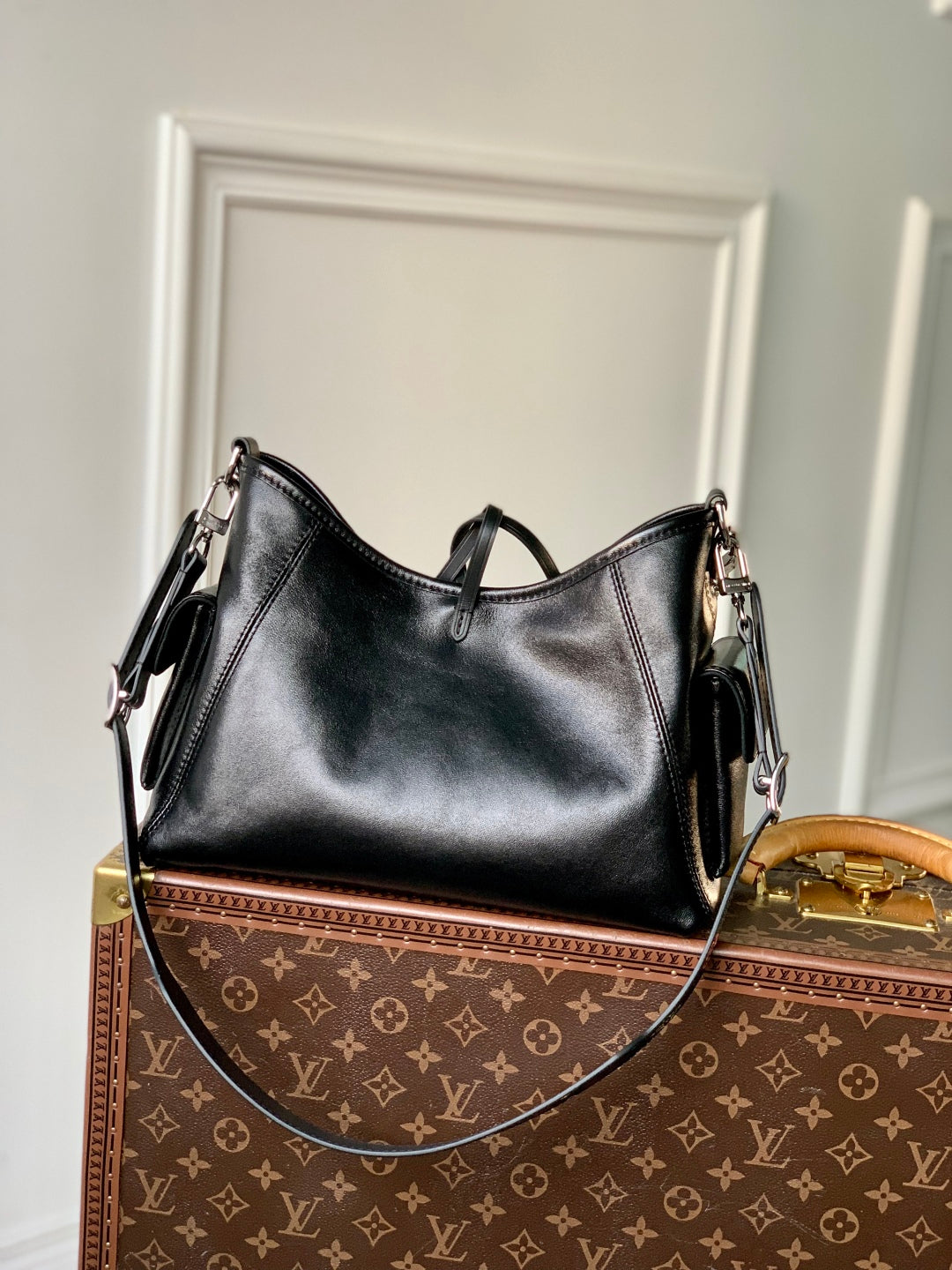 LOUIS VUITTON CARRYALL CARGO VIBE PM 33.5 IN BLACK LAMBSKIN COLORFUL MONOGRAM TAG