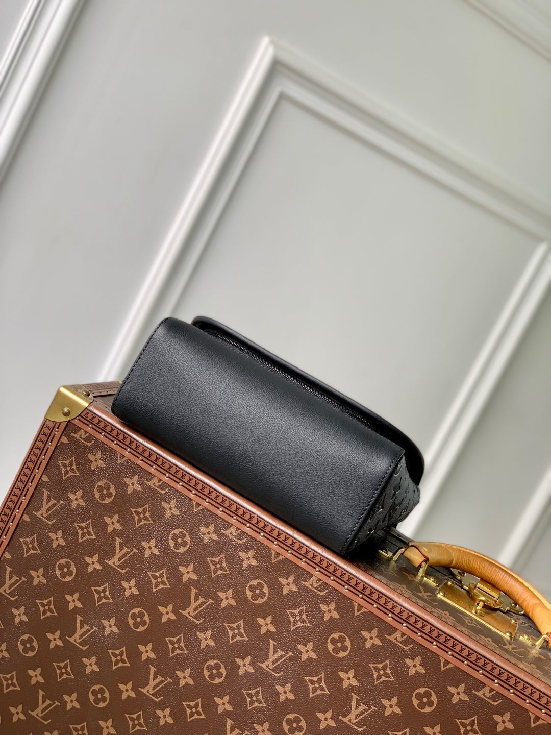 LOUIS VUITTON PULSE MESSENGER 26.6 IN BLACK MONOGRAM SHADOW EMBOSSED CALFSKIN