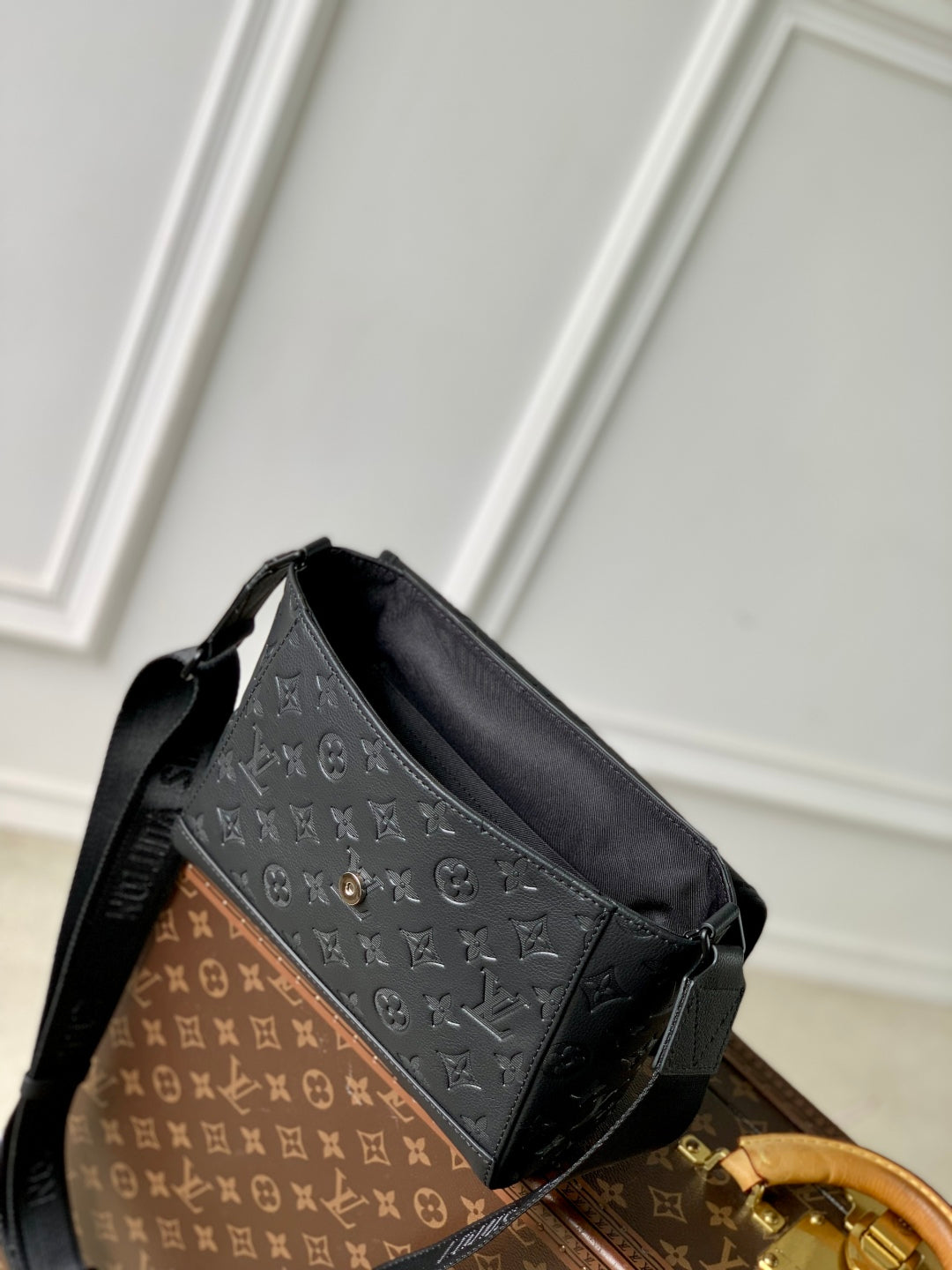 LOUIS VUITTON PULSE MESSENGER 26.6 IN BLACK MONOGRAM SHADOW EMBOSSED CALFSKIN