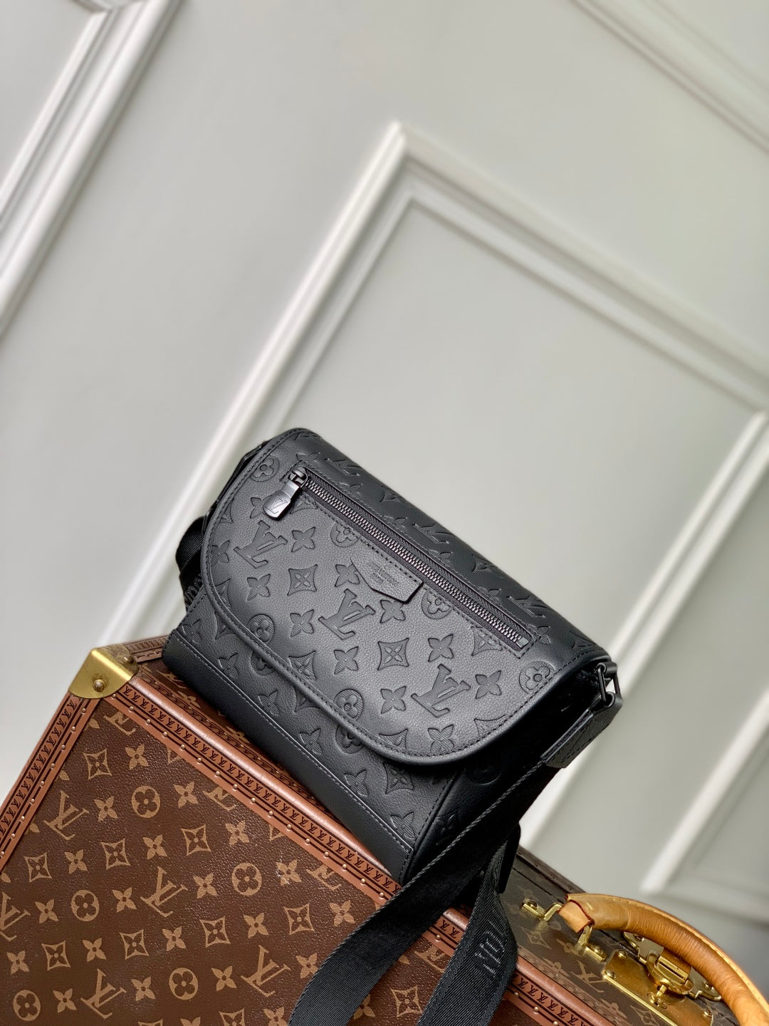 LOUIS VUITTON PULSE MESSENGER 26.6 IN BLACK MONOGRAM SHADOW EMBOSSED CALFSKIN